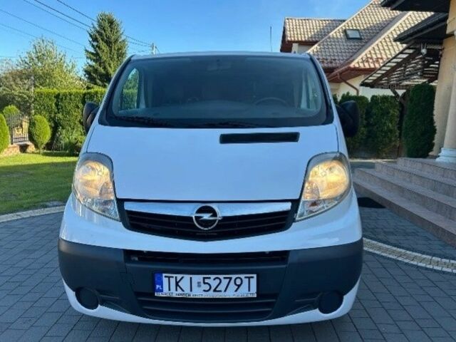 Белый Опель Виваро, объемом двигателя 2 л и пробегом 210 тыс. км за 8500 $, фото 1 на Automoto.ua