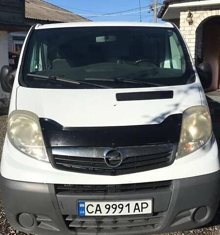 Білий Опель Віваро, об'ємом двигуна 2 л та пробігом 317 тис. км за 7800 $, фото 1 на Automoto.ua