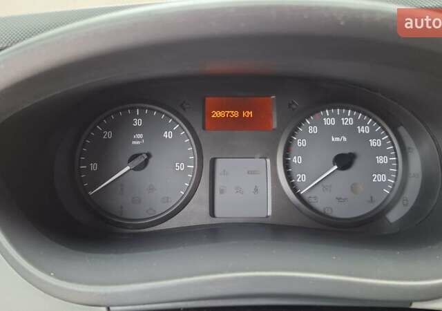 Белый Опель Виваро, объемом двигателя 2 л и пробегом 209 тыс. км за 15300 $, фото 15 на Automoto.ua