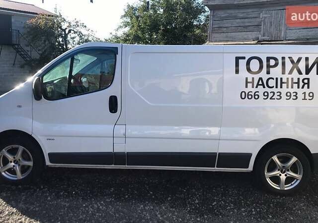 Білий Опель Віваро, об'ємом двигуна 2 л та пробігом 317 тис. км за 7800 $, фото 4 на Automoto.ua