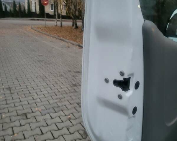 Белый Опель Виваро, объемом двигателя 2 л и пробегом 265 тыс. км за 13300 $, фото 73 на Automoto.ua