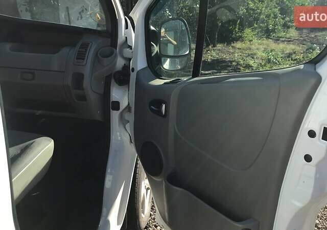 Білий Опель Віваро, об'ємом двигуна 2 л та пробігом 317 тис. км за 7800 $, фото 7 на Automoto.ua