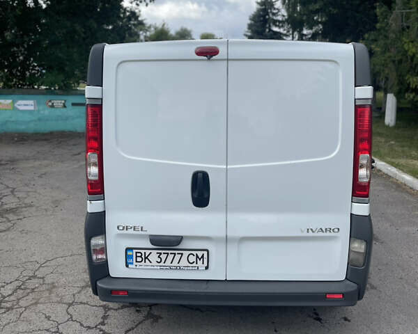 Белый Опель Виваро, объемом двигателя 2 л и пробегом 350 тыс. км за 10000 $, фото 5 на Automoto.ua