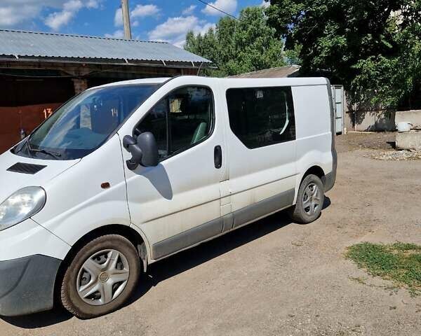 Белый Опель Виваро, объемом двигателя 2 л и пробегом 306 тыс. км за 8000 $, фото 2 на Automoto.ua