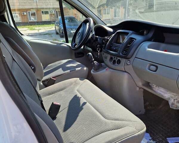 Белый Опель Виваро, объемом двигателя 2 л и пробегом 306 тыс. км за 8000 $, фото 6 на Automoto.ua