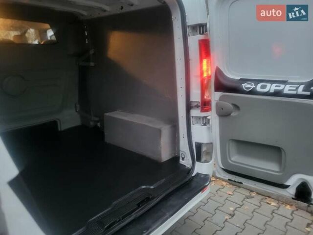 Білий Опель Віваро, об'ємом двигуна 2 л та пробігом 265 тис. км за 12800 $, фото 69 на Automoto.ua