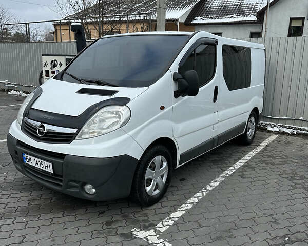 Білий Опель Віваро, об'ємом двигуна 2 л та пробігом 320 тис. км за 12500 $, фото 1 на Automoto.ua