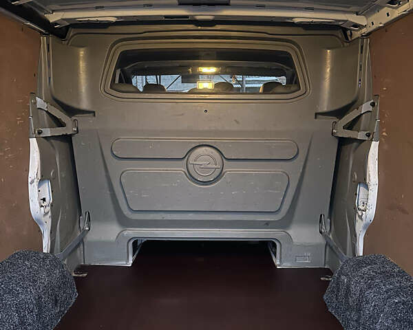 Білий Опель Віваро, об'ємом двигуна 2 л та пробігом 320 тис. км за 12500 $, фото 4 на Automoto.ua