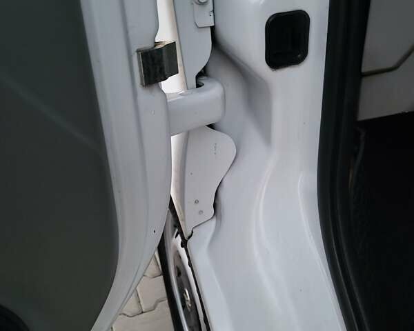 Білий Опель Віваро, об'ємом двигуна 2 л та пробігом 242 тис. км за 9888 $, фото 109 на Automoto.ua