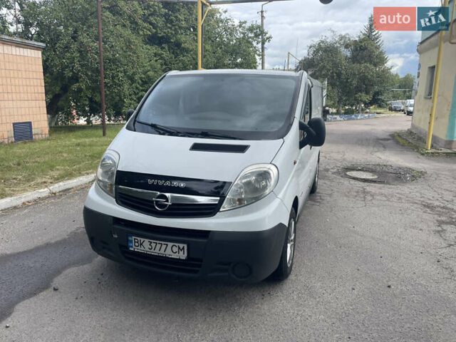 Белый Опель Виваро, объемом двигателя 2 л и пробегом 350 тыс. км за 10000 $, фото 1 на Automoto.ua