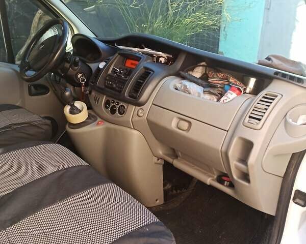 Белый Опель Виваро, объемом двигателя 2 л и пробегом 230 тыс. км за 10550 $, фото 14 на Automoto.ua