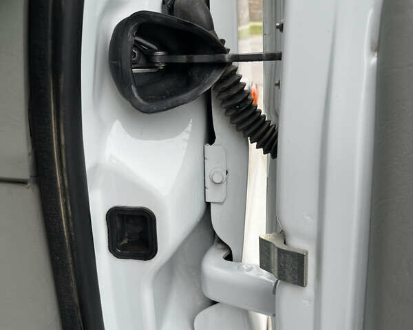 Опель Виваро 2013 в Киеве на Automoto.ua Белый Опель Виваро, объемом двигателя 2 л и пробегом 96 тыс. км за 13999 $, фото 18 на Automoto.ua