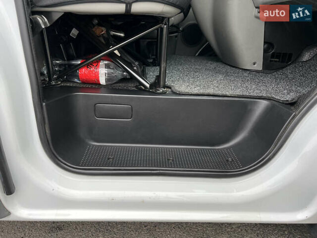 Опель Виваро 2013 в Киеве на Automoto.ua Белый Опель Виваро, объемом двигателя 2 л и пробегом 96 тыс. км за 13999 $, фото 16 на Automoto.ua