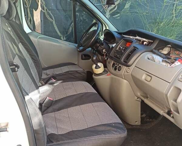 Белый Опель Виваро, объемом двигателя 2 л и пробегом 230 тыс. км за 10550 $, фото 15 на Automoto.ua