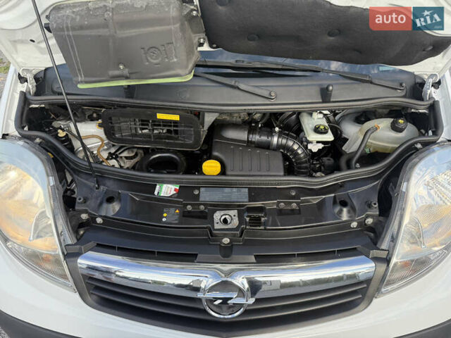Белый Опель Виваро, объемом двигателя 2 л и пробегом 119 тыс. км за 14300 $, фото 43 на Automoto.ua