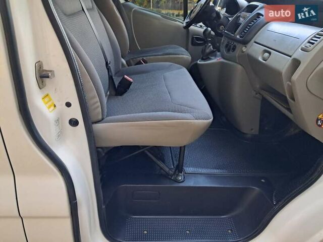 Белый Опель Виваро, объемом двигателя 2 л и пробегом 280 тыс. км за 12900 $, фото 3 на Automoto.ua