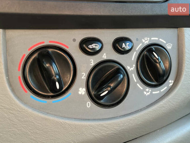 Белый Опель Виваро, объемом двигателя 2 л и пробегом 225 тыс. км за 13999 $, фото 15 на Automoto.ua