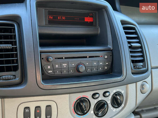 Белый Опель Виваро, объемом двигателя 2 л и пробегом 225 тыс. км за 13999 $, фото 13 на Automoto.ua