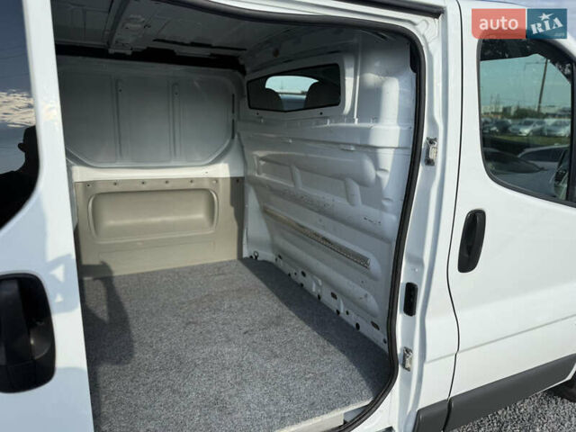 Белый Опель Виваро, объемом двигателя 2 л и пробегом 119 тыс. км за 14300 $, фото 16 на Automoto.ua