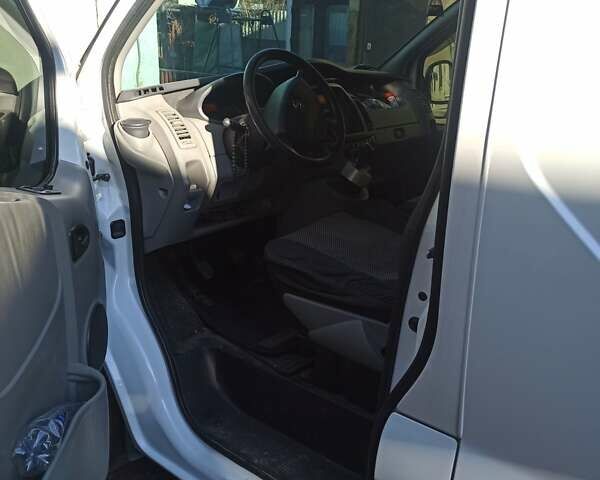 Белый Опель Виваро, объемом двигателя 2 л и пробегом 230 тыс. км за 10550 $, фото 12 на Automoto.ua