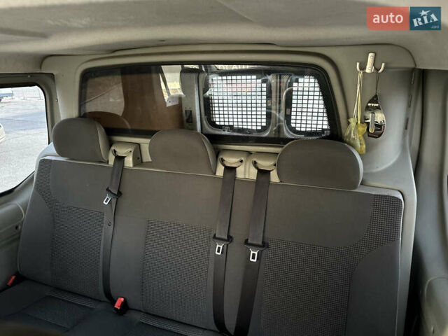 Білий Опель Віваро, об'ємом двигуна 2 л та пробігом 390 тис. км за 10999 $, фото 10 на Automoto.ua