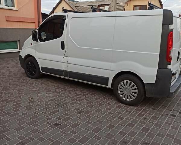 Белый Опель Виваро, объемом двигателя 2 л и пробегом 230 тыс. км за 10550 $, фото 2 на Automoto.ua