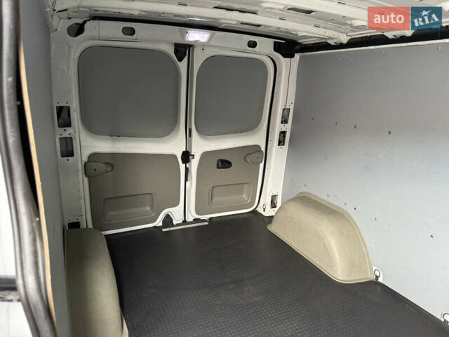 Белый Опель Виваро, объемом двигателя 2 л и пробегом 322 тыс. км за 11700 $, фото 31 на Automoto.ua