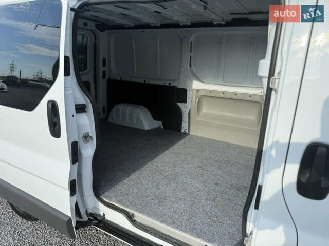 Белый Опель Виваро, объемом двигателя 2 л и пробегом 119 тыс. км за 14300 $, фото 15 на Automoto.ua