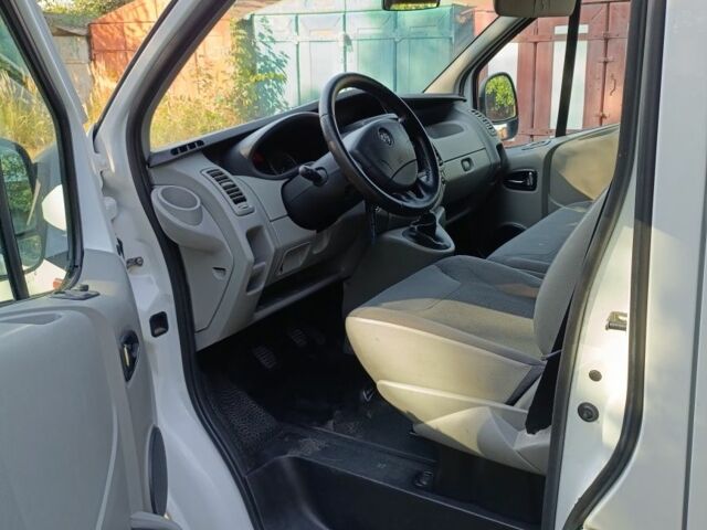 Белый Опель Виваро, объемом двигателя 2 л и пробегом 161 тыс. км за 13300 $, фото 2 на Automoto.ua