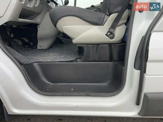 Опель Виваро 2013 в Киеве на Automoto.ua Белый Опель Виваро, объемом двигателя 2 л и пробегом 96 тыс. км за 13999 $, фото 7 на Automoto.ua