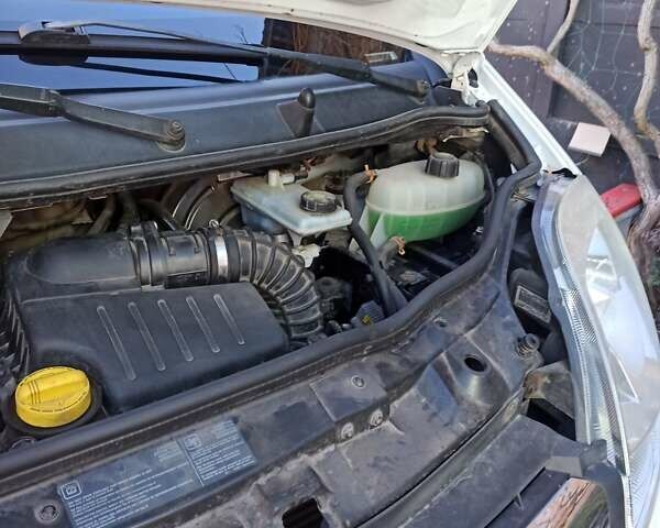 Белый Опель Виваро, объемом двигателя 2 л и пробегом 230 тыс. км за 10550 $, фото 9 на Automoto.ua