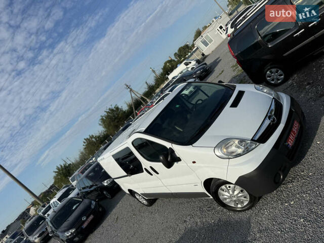 Белый Опель Виваро, объемом двигателя 2 л и пробегом 119 тыс. км за 14300 $, фото 3 на Automoto.ua