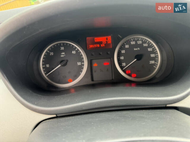 Белый Опель Виваро, объемом двигателя 2 л и пробегом 202 тыс. км за 10500 $, фото 11 на Automoto.ua