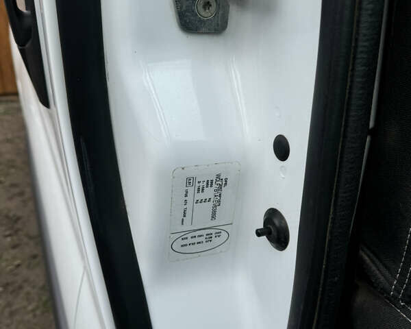 Белый Опель Виваро, объемом двигателя 2 л и пробегом 202 тыс. км за 10500 $, фото 14 на Automoto.ua