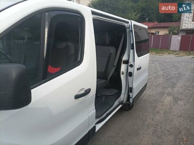 Белый Опель Виваро, объемом двигателя 1.6 л и пробегом 300 тыс. км за 14000 $, фото 1 на Automoto.ua