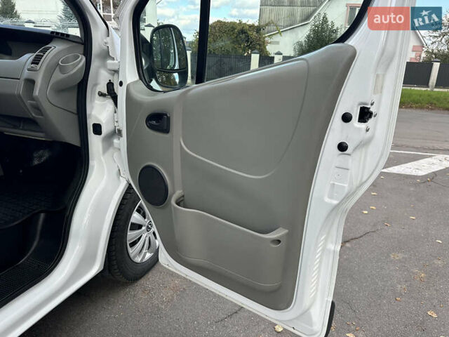 Білий Опель Віваро, об'ємом двигуна 2 л та пробігом 261 тис. км за 14700 $, фото 50 на Automoto.ua