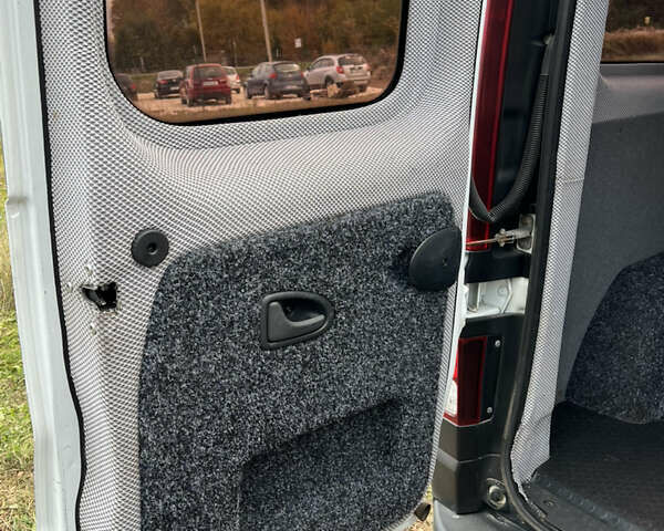 Опель Віваро 2014 у Львові на Automoto.ua Білий Опель Віваро, об'ємом двигуна 1.6 л та пробігом 280 тис. км за 344 $, фото 11 на Automoto.ua