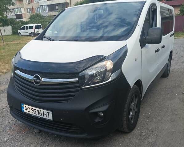 Белый Опель Виваро, объемом двигателя 1.6 л и пробегом 300 тыс. км за 14000 $, фото 2 на Automoto.ua