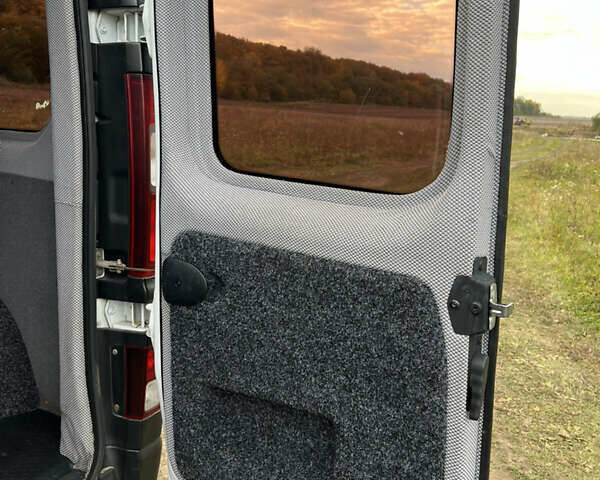 Опель Віваро 2014 у Львові на Automoto.ua Білий Опель Віваро, об'ємом двигуна 1.6 л та пробігом 280 тис. км за 344 $, фото 12 на Automoto.ua