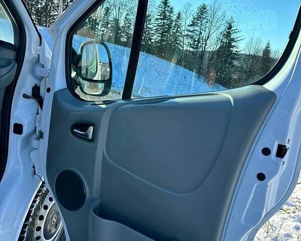 Белый Опель Виваро, объемом двигателя 2 л и пробегом 339 тыс. км за 10000 $, фото 8 на Automoto.ua