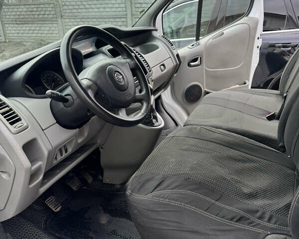 Белый Опель Виваро, объемом двигателя 2 л и пробегом 202 тыс. км за 10500 $, фото 16 на Automoto.ua