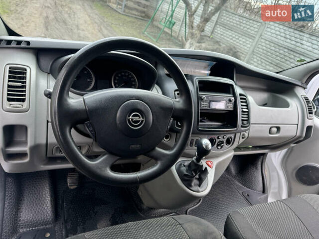 Белый Опель Виваро, объемом двигателя 2 л и пробегом 202 тыс. км за 10500 $, фото 7 на Automoto.ua