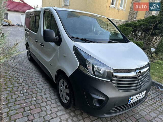 Белый Опель Виваро, объемом двигателя 1.6 л и пробегом 215 тыс. км за 17450 $, фото 2 на Automoto.ua