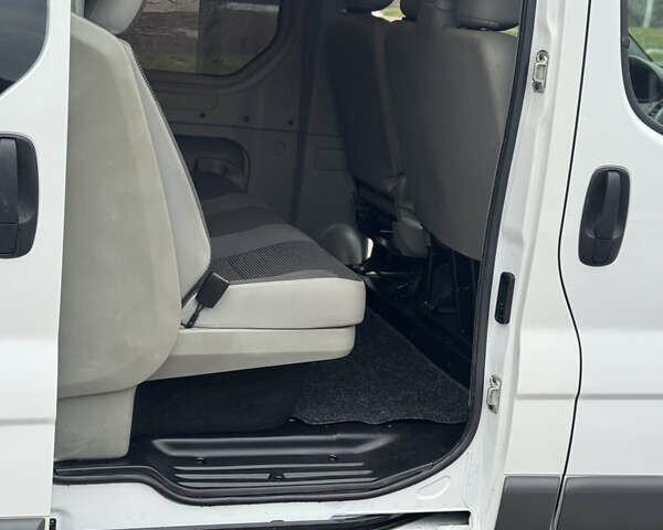 Белый Опель Виваро, объемом двигателя 2 л и пробегом 187 тыс. км за 15333 $, фото 16 на Automoto.ua