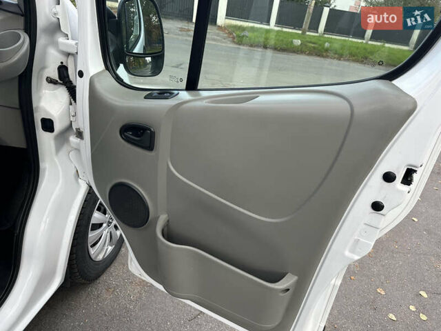 Білий Опель Віваро, об'ємом двигуна 2 л та пробігом 261 тис. км за 14700 $, фото 51 на Automoto.ua