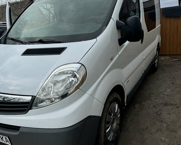 Белый Опель Виваро, объемом двигателя 2 л и пробегом 202 тыс. км за 10500 $, фото 4 на Automoto.ua