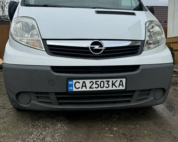Белый Опель Виваро, объемом двигателя 2 л и пробегом 202 тыс. км за 10500 $, фото 1 на Automoto.ua
