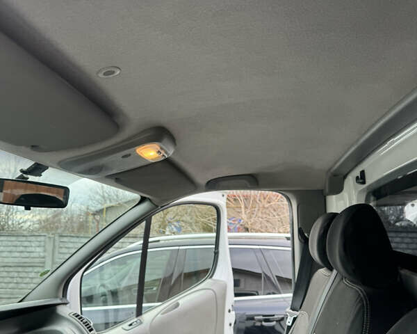 Белый Опель Виваро, объемом двигателя 2 л и пробегом 202 тыс. км за 10500 $, фото 15 на Automoto.ua