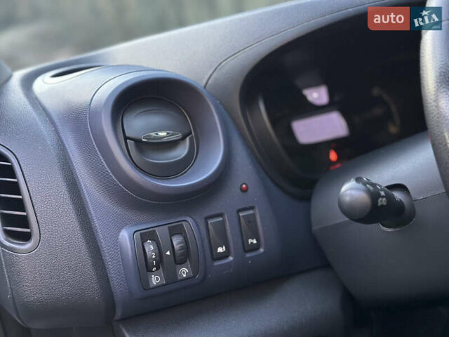 Белый Опель Виваро, объемом двигателя 1.6 л и пробегом 215 тыс. км за 17450 $, фото 11 на Automoto.ua