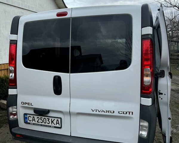 Белый Опель Виваро, объемом двигателя 2 л и пробегом 202 тыс. км за 10500 $, фото 5 на Automoto.ua